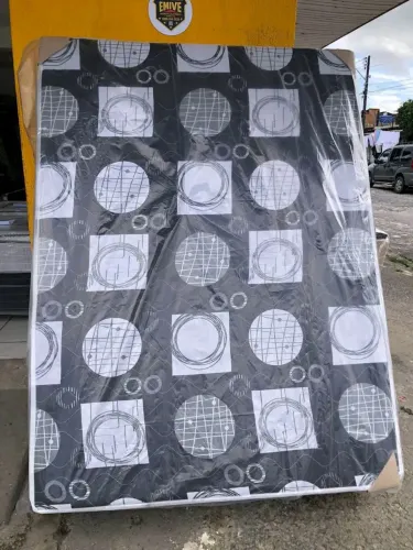 Cama disponível de solteiro a pronta entrega