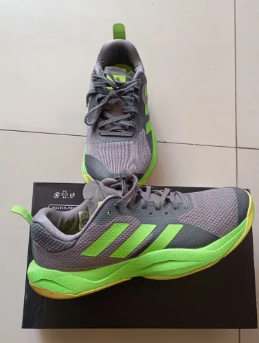 Tênis Adidas original apenas 300,00 Reais 