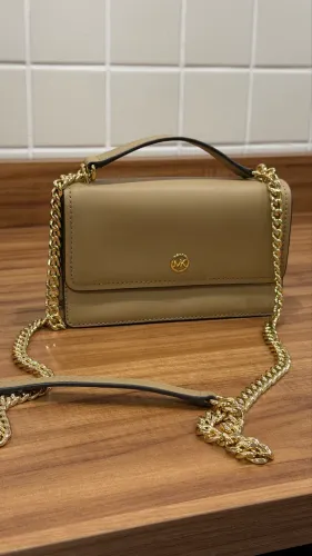 Bolsa Michael Kors ? Bege com detalhes dourados