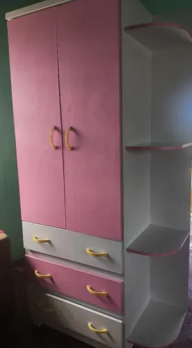 Guarda roupa infantil rosa e branco de madeira