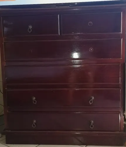 Vende-se 2 Camas de Solteiro + 01 Cômoda em Mogno.