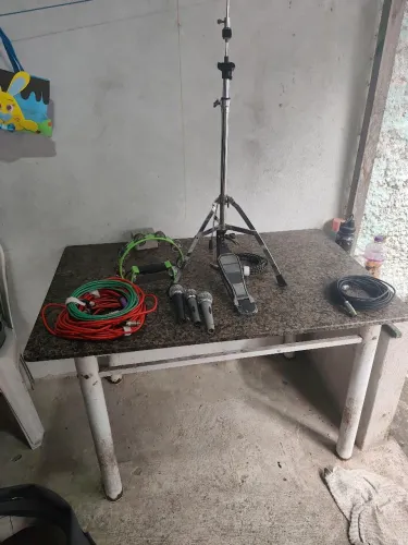 Vende-se 1 Máquina de Chimbal semi-nova, 3 microfones profissional bons, 4 cabos P10