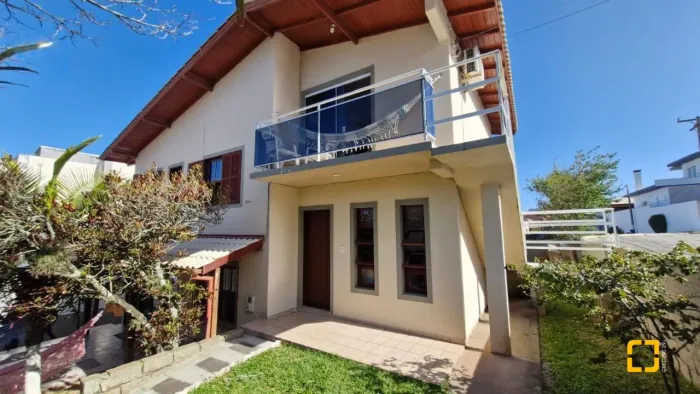 Casa a venda apenas 900m da Praia dos Ingleses próximo as dunas e a praia do Santinho.