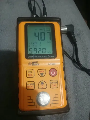 Medidor de espessura por ultrassom.