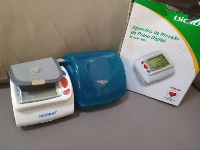 Aparelho para medir pressão de pulso digital