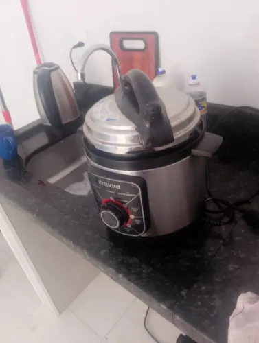 Panela de Pressão Elétrica 4l 1 ano de uso