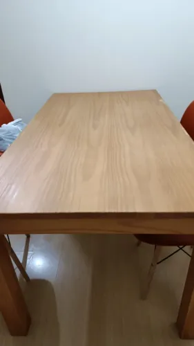 Mesa de jantar em madeira 