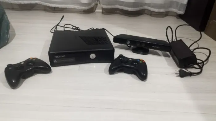 Xbox 360 Slim 256gb DESBLOQUEADO kinnect 2 controles