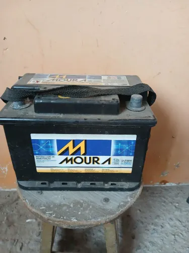 Vendo uma bateria de carro usada boa pra recarga e umas ferramentas de carro e dois amorte