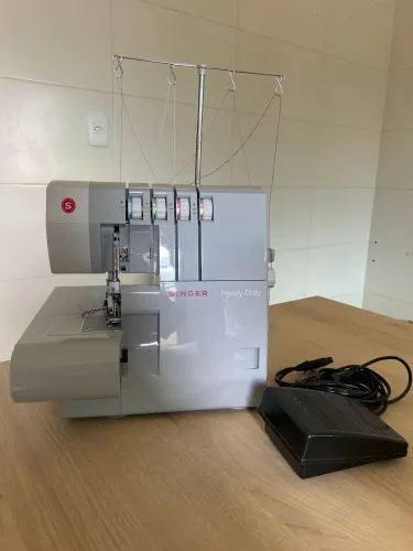 Máquina Overloque Singer
