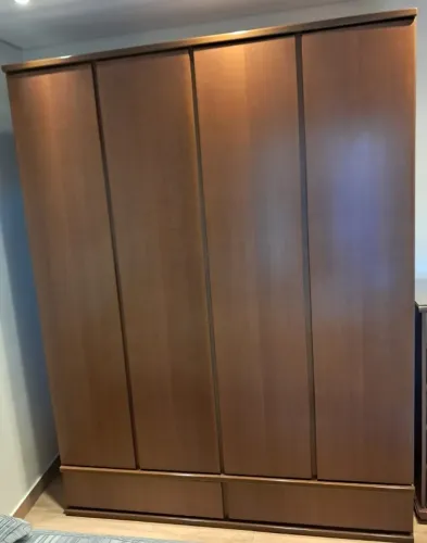 Guarda-Roupa Casal Grande Amadeirado (4 Portas e Gavetas) - Ótimo Estado