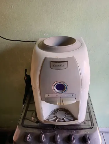 Vendo um bebedouro Esmaltec gelando bem preço 300 falar com Josafá *27