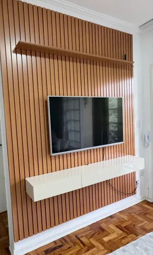 Painel Ripado para TV até 70 Polegadas - Excelente Estado