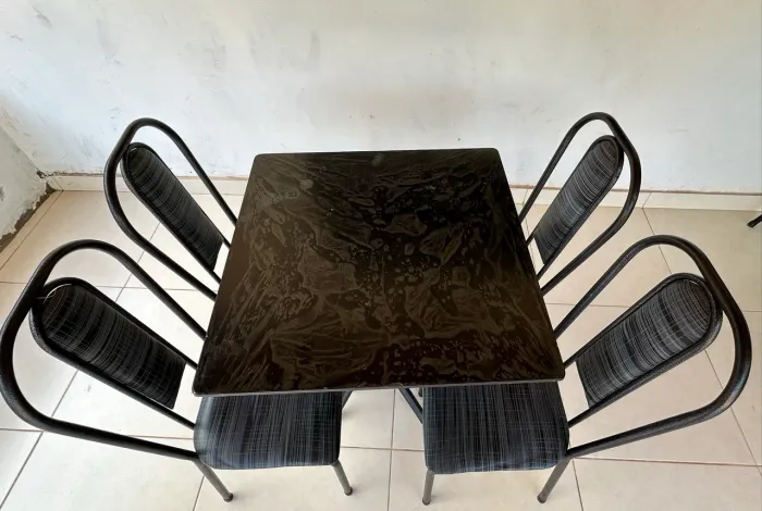  mesa com 4 cadeiras 