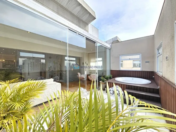 Cobertura de alto padrão nos Jardins elevador serve os 2 andares!