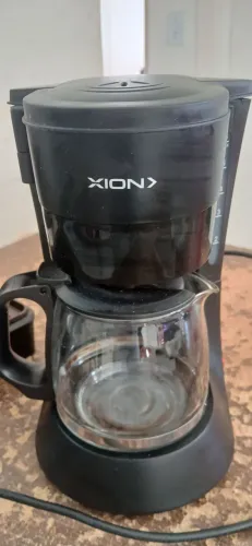 Cafeteira pequena perfeita para poucos cafés, mantém o café aquecido