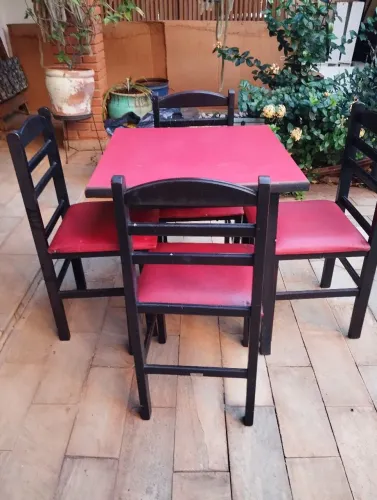 Conjunto mesa com 4 cadeiras ideal para pizzarias e bares