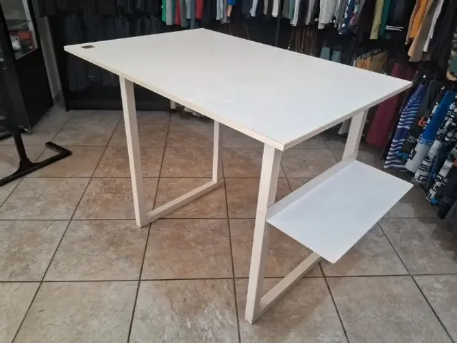 Bancada reforçada, com a base em aço, pintura eletrostática.