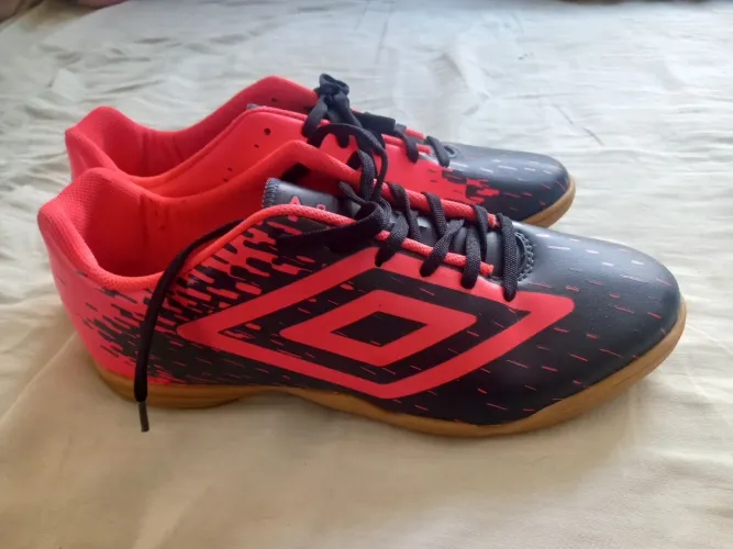 Chuteira umbro NOVA NUNCA USADA 