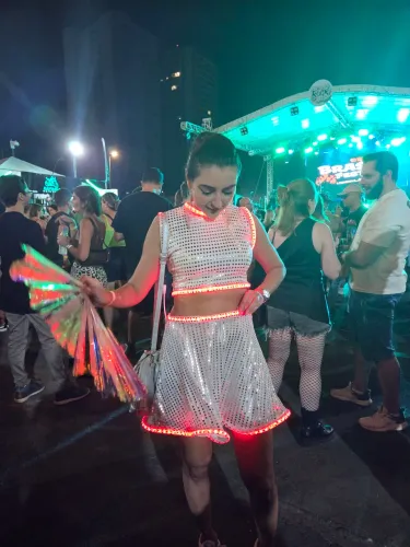 Roupa LED cropped e saia Katy Perry