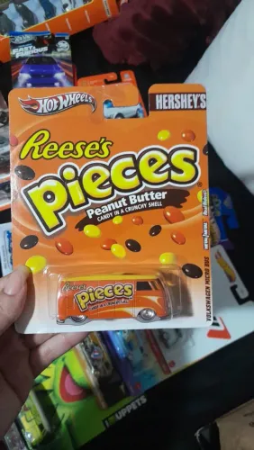 Vendo Hot Wheels miniatura ( Volkswagen micro bus REESES PIECES