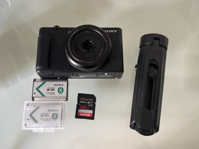 Sony ZV-1F + Kit Completo (2 Baterias + Cartão 128GB + Tripé)