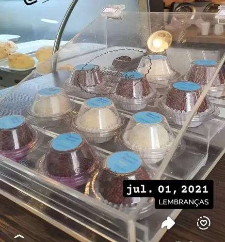 Caixa de acrílico para expor brigadeiros
