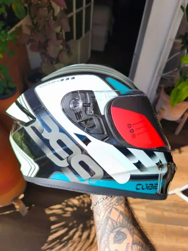 CAPACETE TEXX SPIKE CUBE FECHADO COM VISEIRA COLORIDA EXTRA ALTA PROTEÇÃO 60 CM