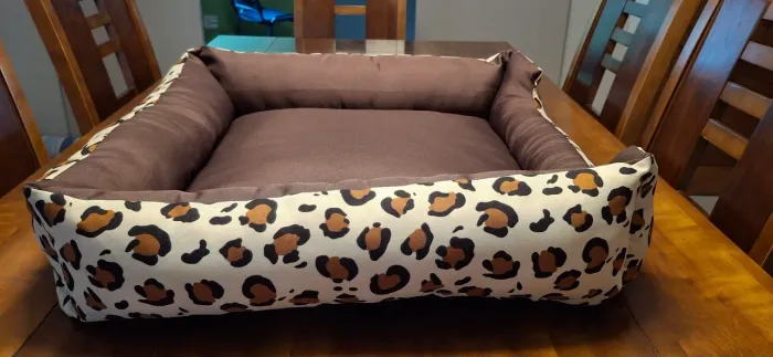 Cama para cachorro com estampa de onça 