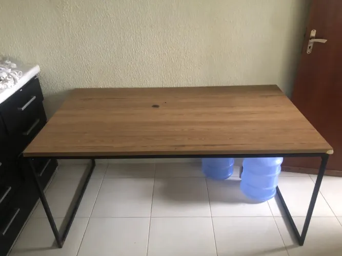 Mesa de madeira com base de ferro