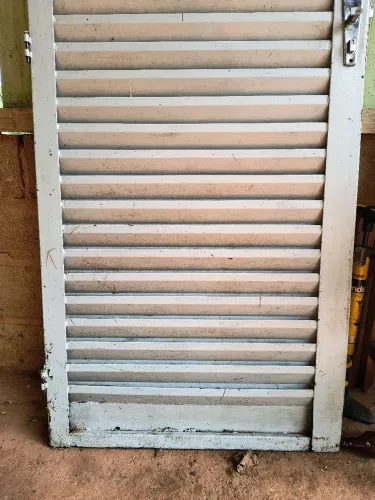 Porta de ferro completa com batente