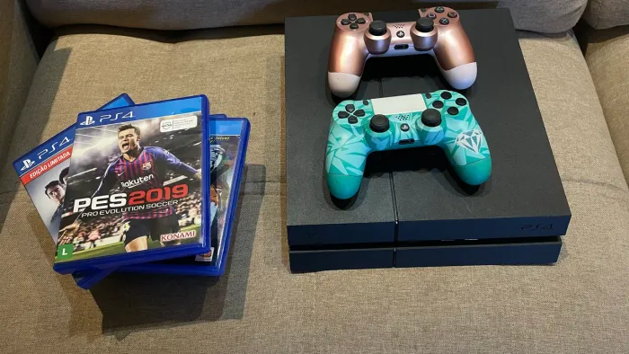 Playstation 4 com 3 controles e 7 jogos
