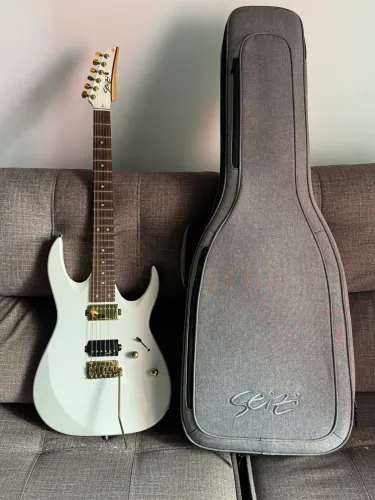 Guitarra Seize Katana Aura