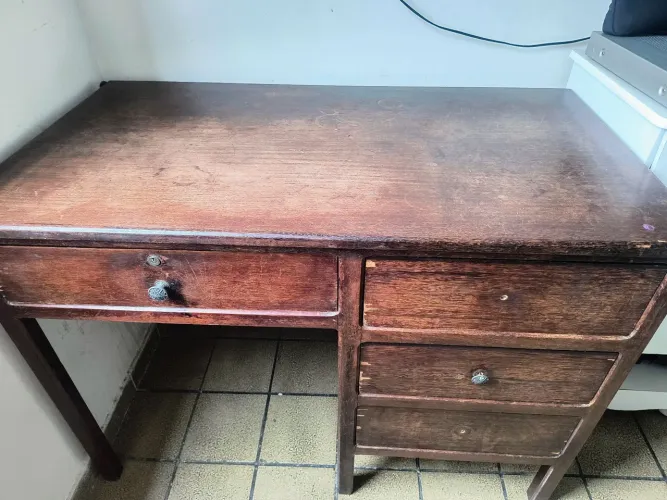 Mesa de madeira maciça