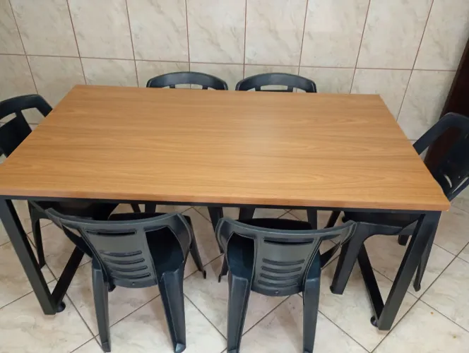Mesa e cadeiras 