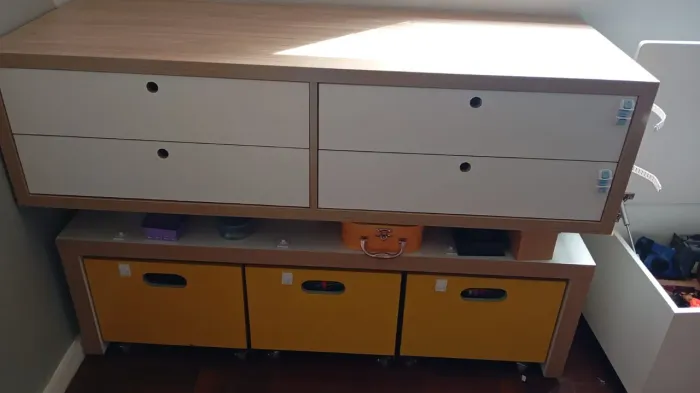 Gavetas amarelas com suporte de cima