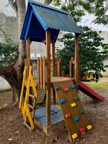 Parquinho infantil de madeira com casinha, escorregador e escalada