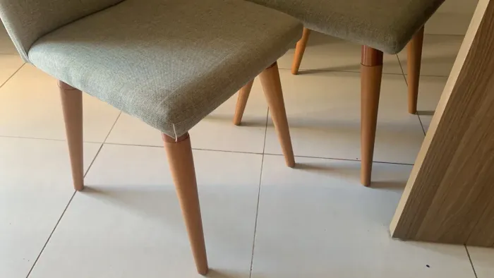 VENDO MESA COM 4 CADEIRAS
