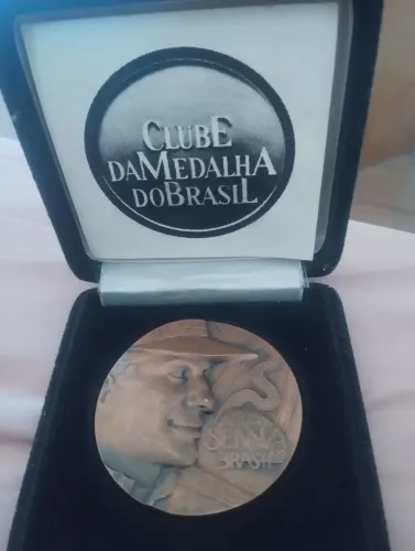 Medalha gigante comemorativa ao Ayrton Senna. Bronze. 318g. 70mm. Apenas 3.000 produzida