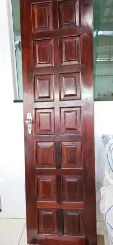 Porta de madeira maciça
