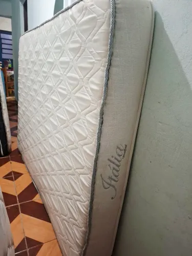 colchão de casal padrão ele é de espuma já está higienizado e tem 188 por 138 