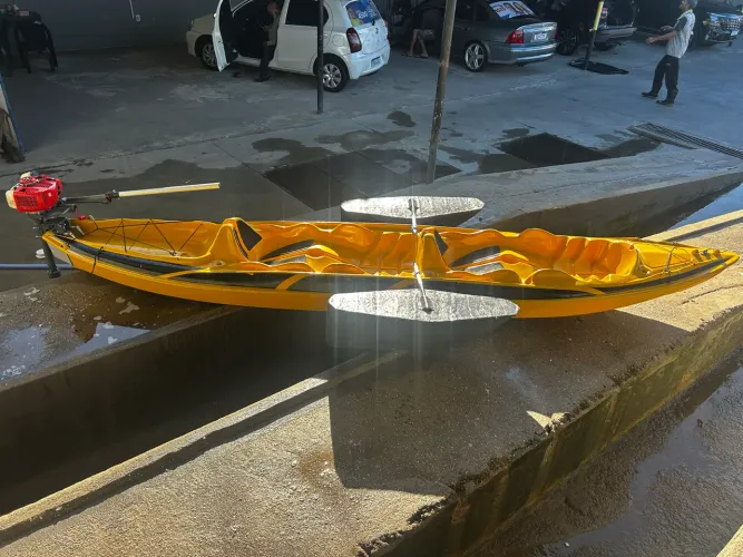 Vendo caiaque 2 lugares com flutuantes e motor de 3.5 HP novíssimo