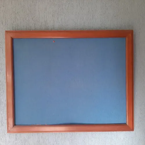 PAINEL MURAL EM MOLDURA DE MADEIRA MACIÇA 110 X 90 CM COM FUNDO EM FELTRO
