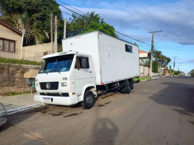 volks 8.150 em otimo estado geral, com bau de 6 mts.