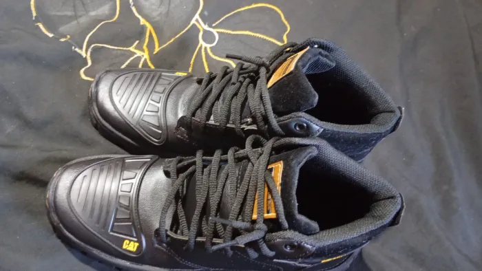 Vendo ou troco essa bota novinha por alguma coisa de bebê menino, número 39