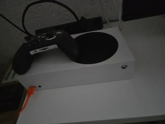 XBOX SERIES S seminovo 1 controle branco com capa preta.