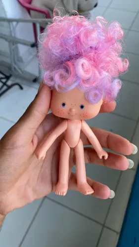 Boneca moranguinho violeta