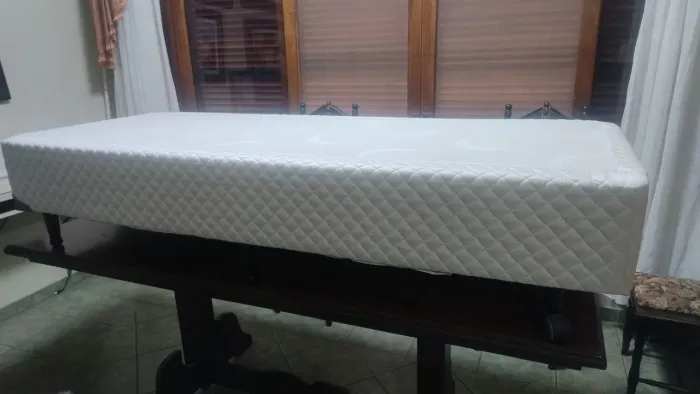 Box de cama de solteiro usado