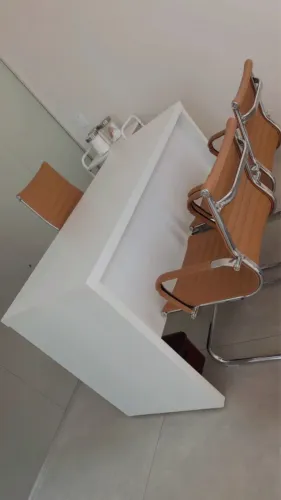 Mesa grande com cadeira giratória + 2 poltronas