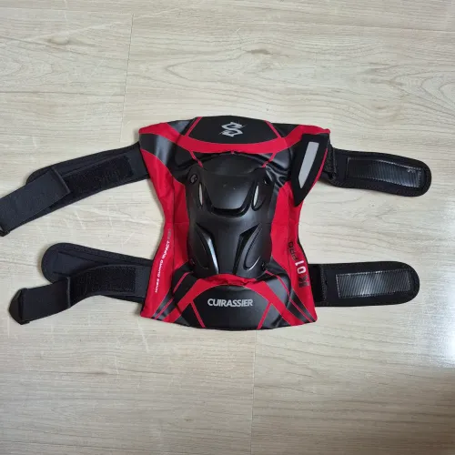 Joelheira de proteção para motociclismo da marca Cuirassier, modelo K01-3